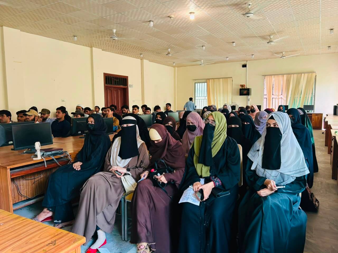 Hunar Tehreek training class in session — photo 18